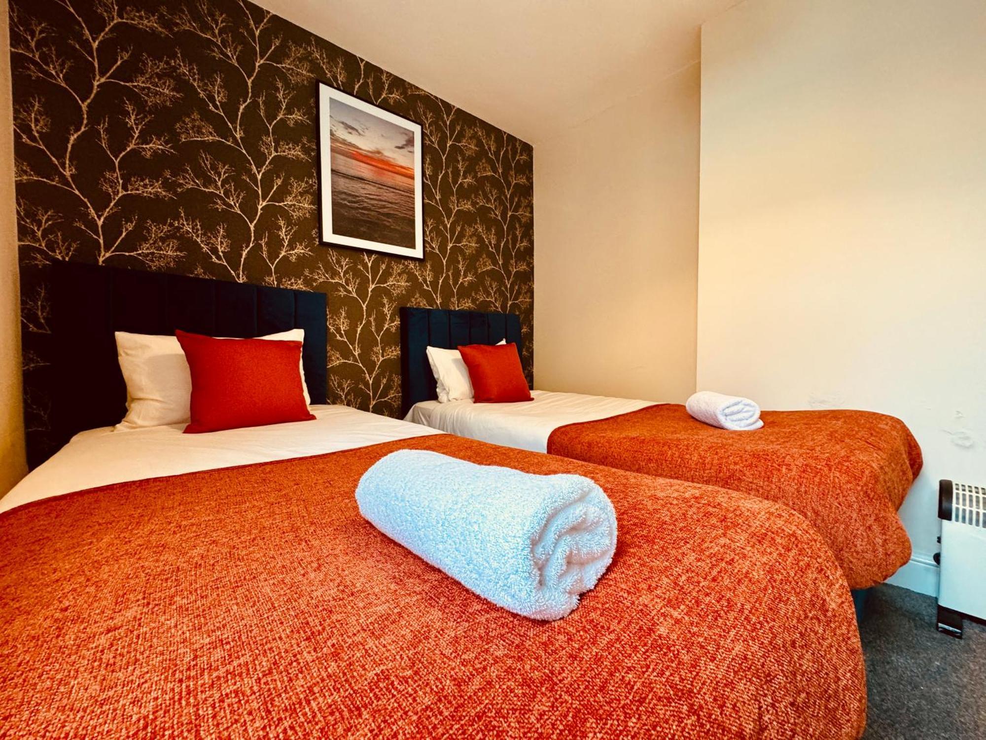 2 Bedroom Flat Next To & Churchill Square Apartment *