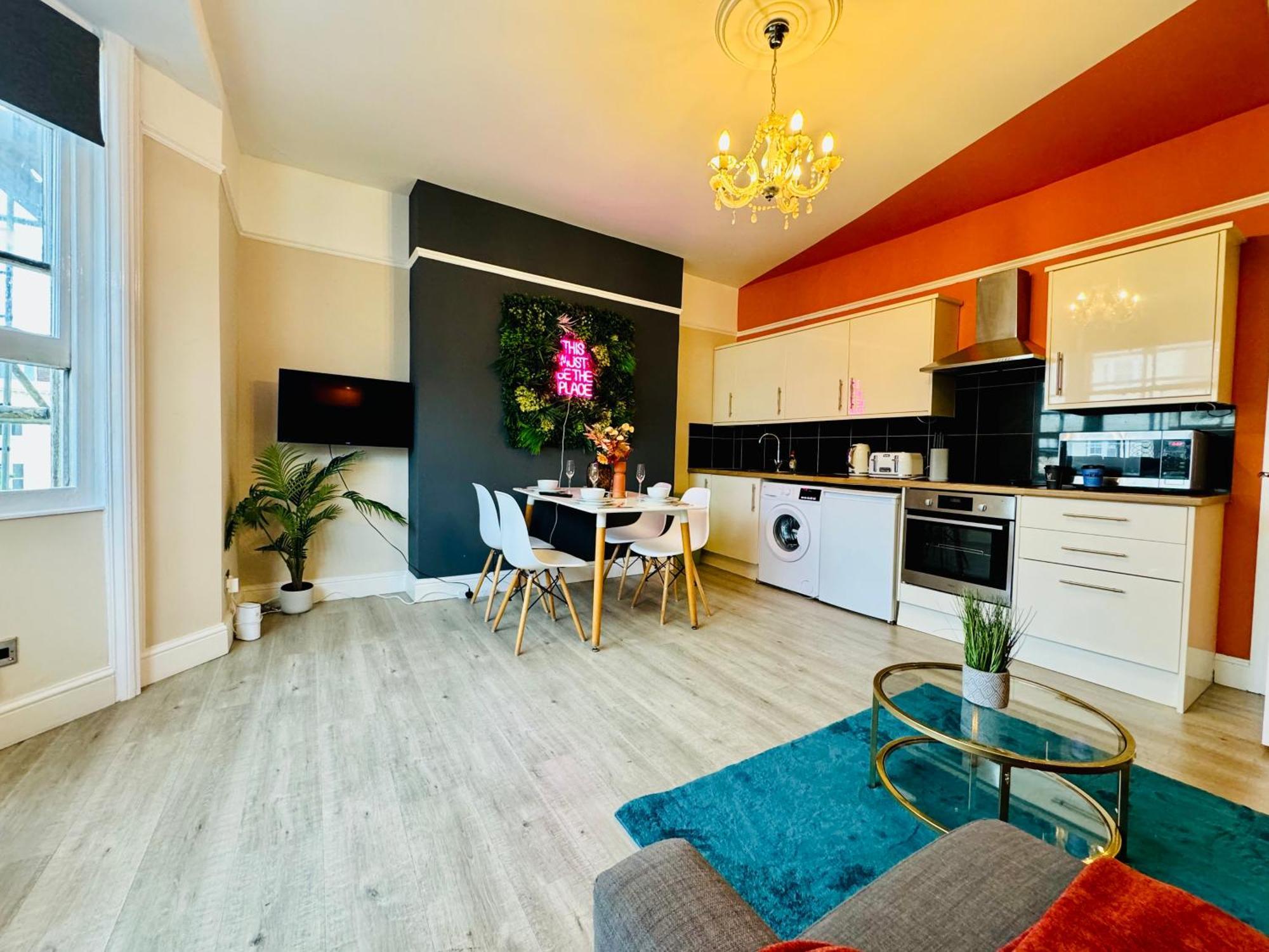 2 Bedroom Flat Next To & Churchill Square