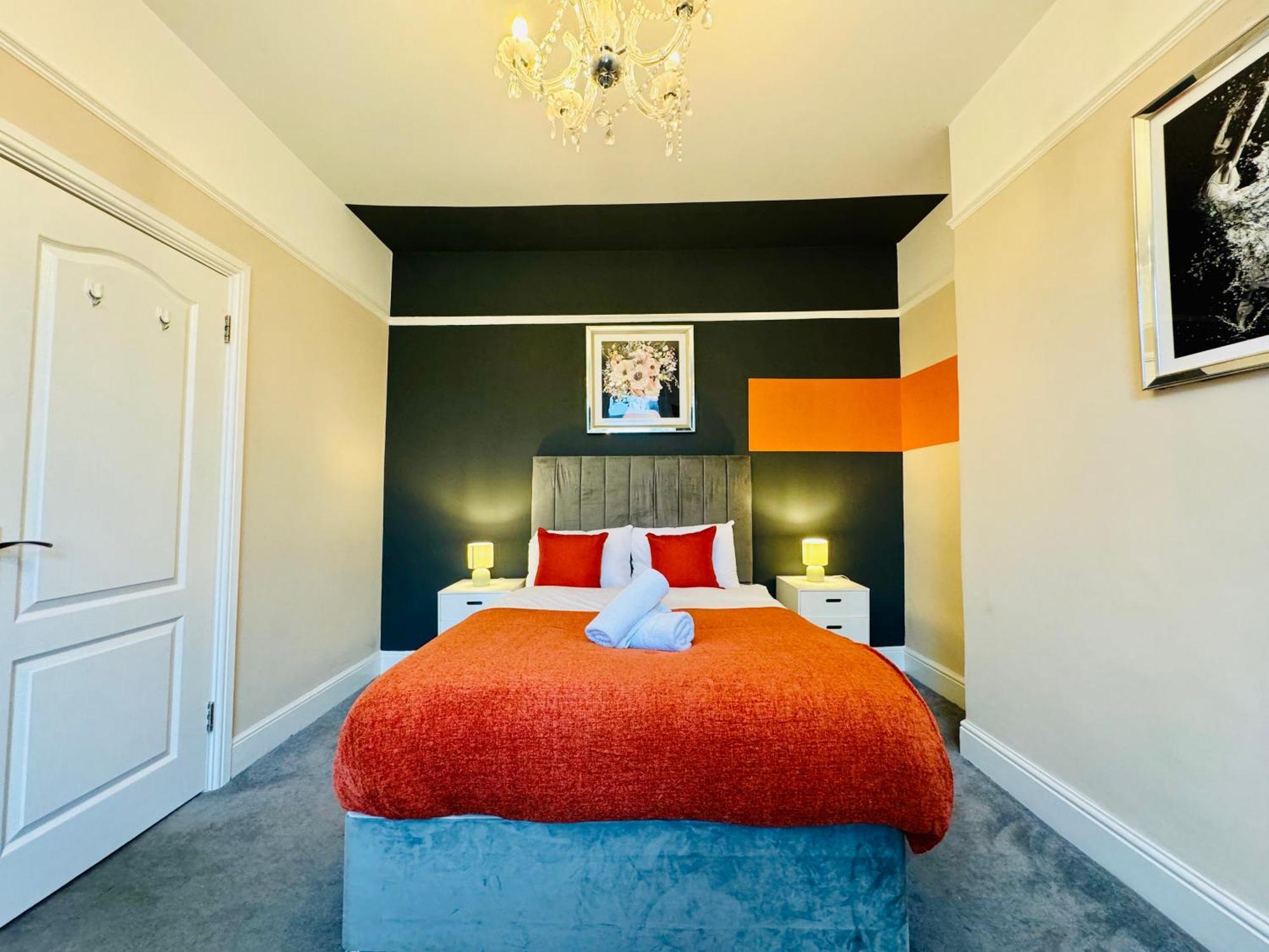2 Bedroom Flat Next To & Churchill Square *