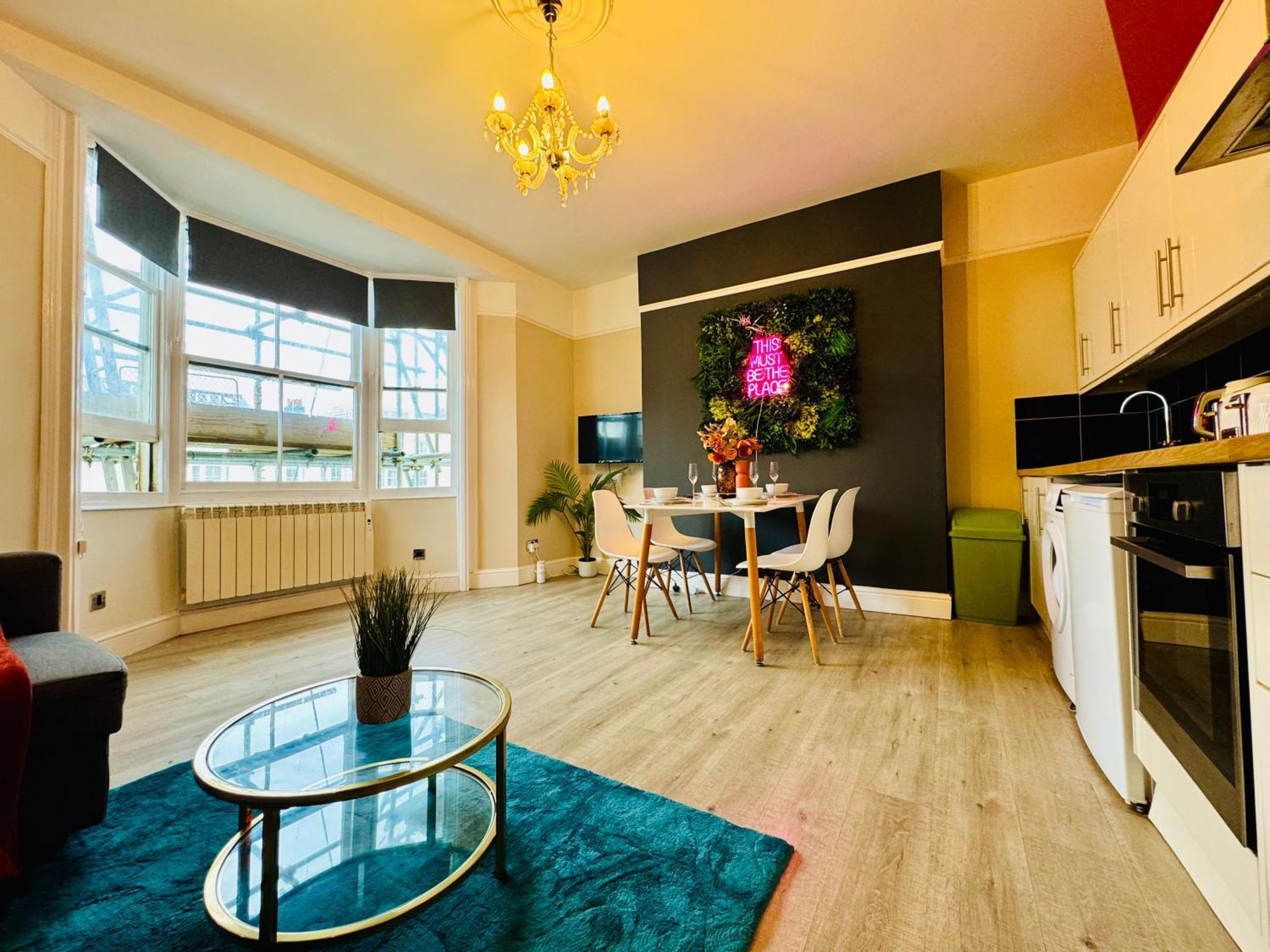 Apartment 2 Bedroom Flat Next To & Churchill Square Brighton