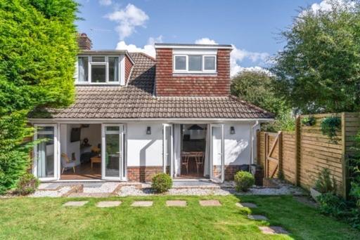 Tu Casa , A Beautiful & Peaceful 4 Bedroom House With Garden, Bbq Area , Ev & Parking *