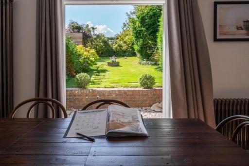 Tu Casa , A Beautiful & Peaceful 4 Bedroom House With Garden, Bbq Area , Ev & Parking Holiday home