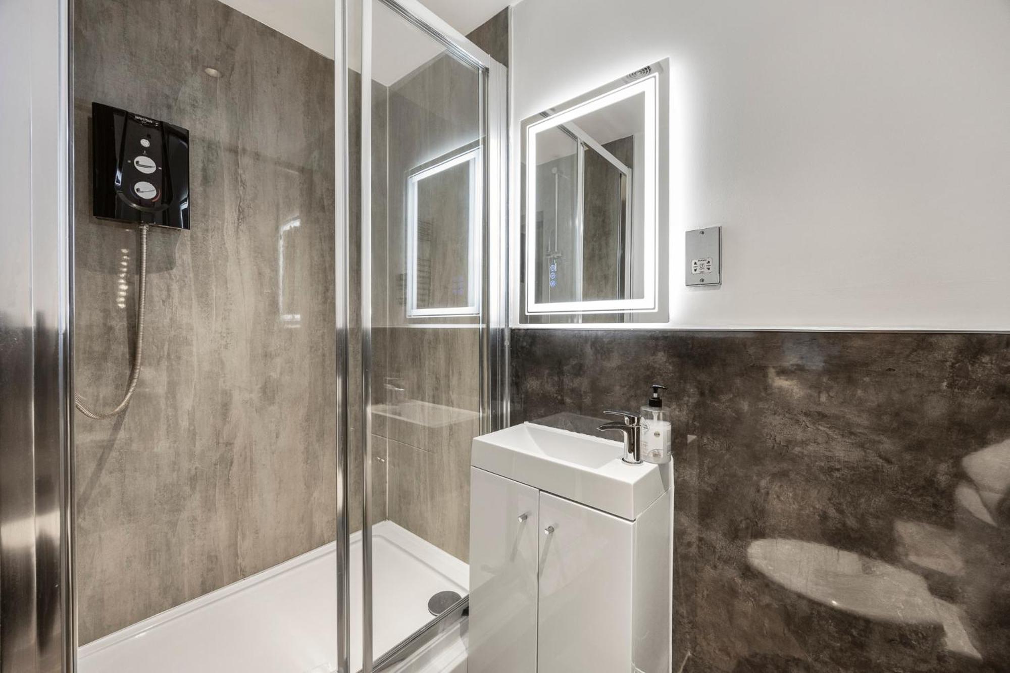 Luxe - - 2 Beds Apartment *