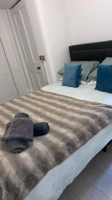 2 Large One Bed , Prime Location And Quiet Apartment *