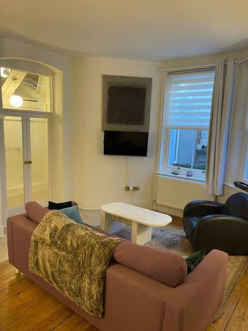 Apartment 2 Large One Bed , Prime Location And Quiet *
