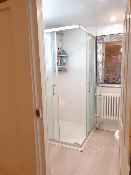 Apartment 2 Large One Bed , Prime Location And Quiet *
