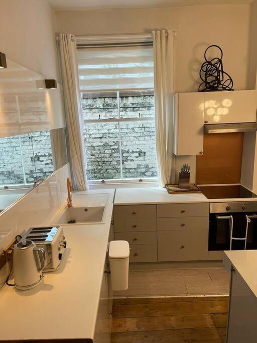 2 Large One Bed , Prime Location And Quiet *