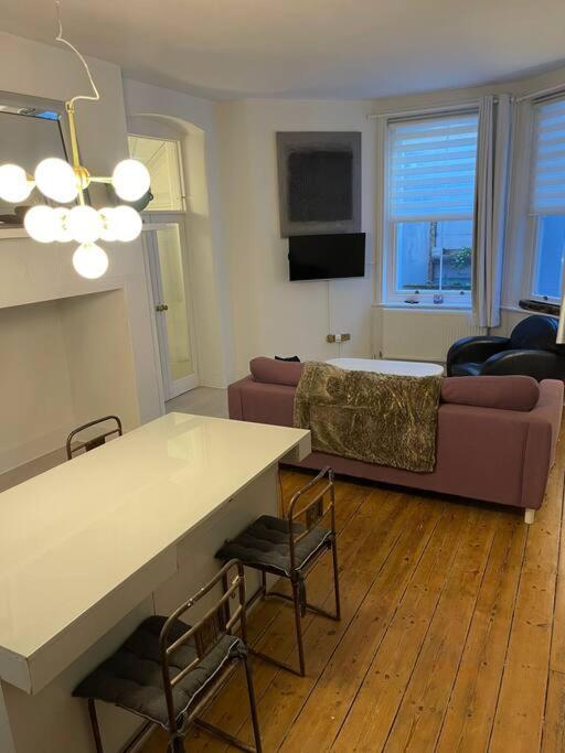 2 Large One Bed , Prime Location And Quiet