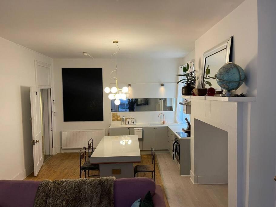 Apartment 2 Large One Bed , Prime Location And Quiet *