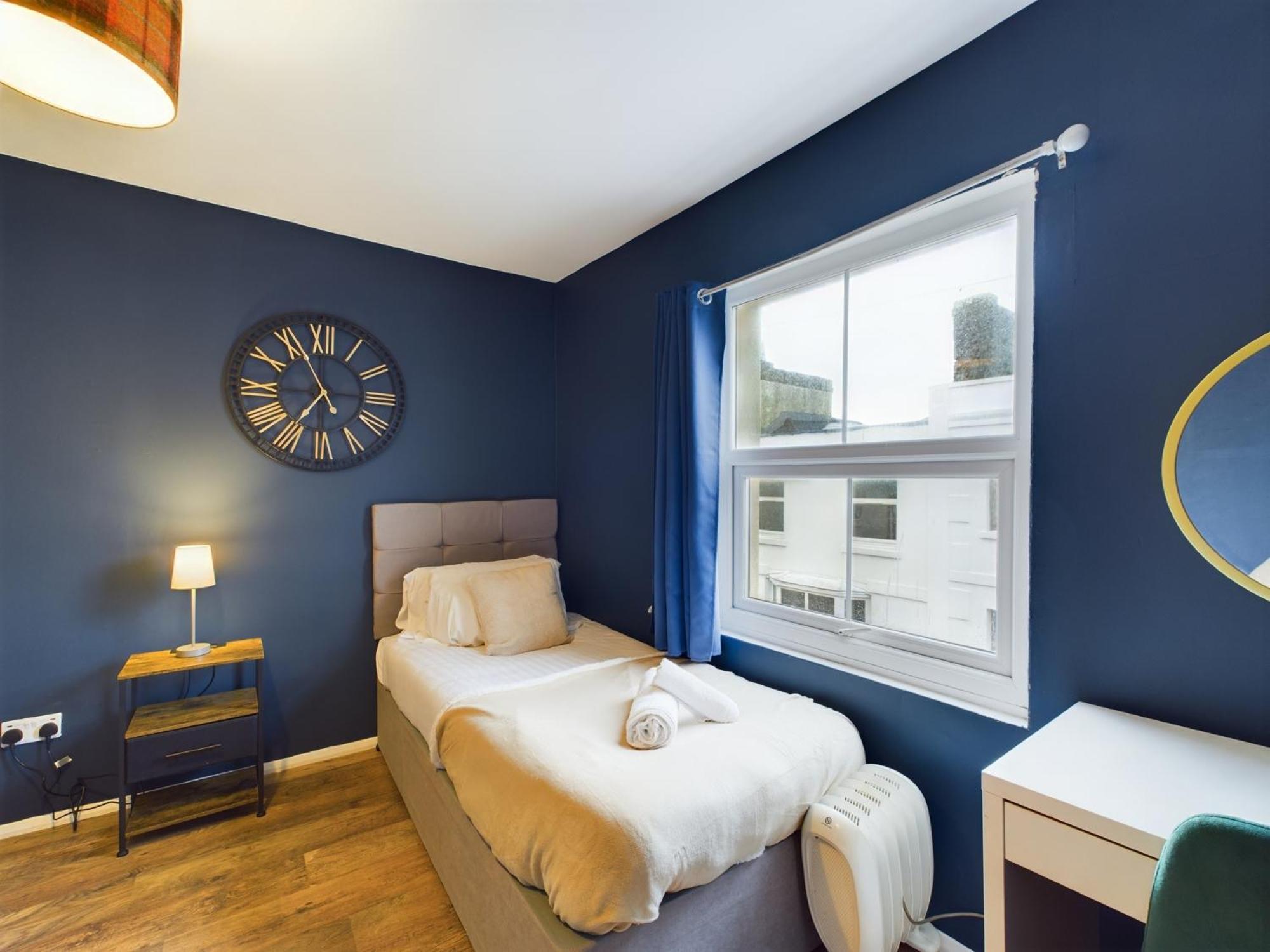 Apartment Pool Table 4 Bed Flat For 6 Guests Long Term Brighton