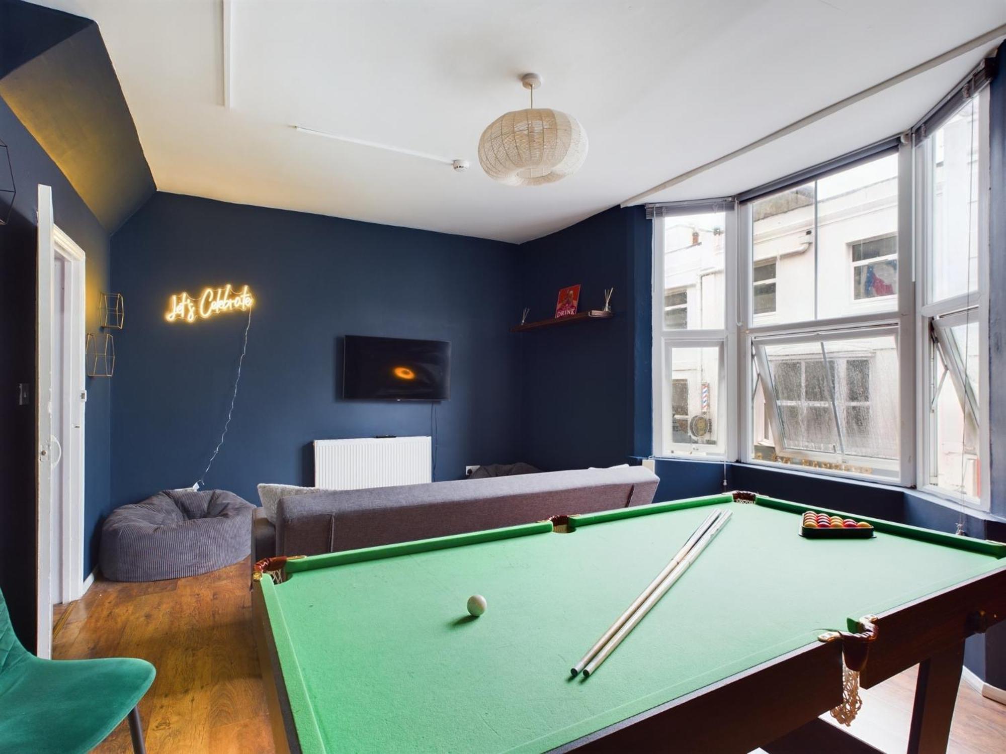 Pool Table 4 Bed Flat For 6 Guests Long Term Apartment