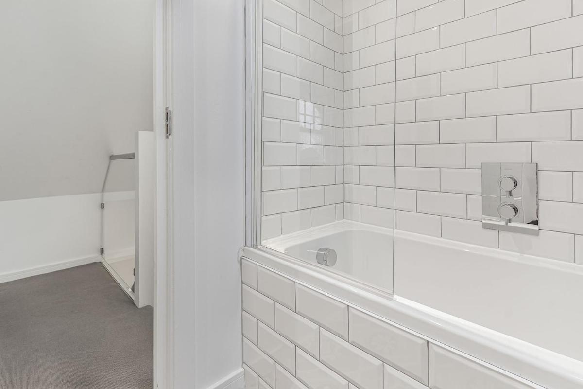 Great Spacious House With Parking And Garden Holiday home