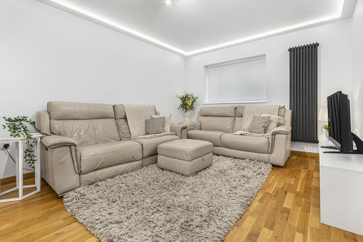 Great Spacious House With Parking And Garden Holiday home *