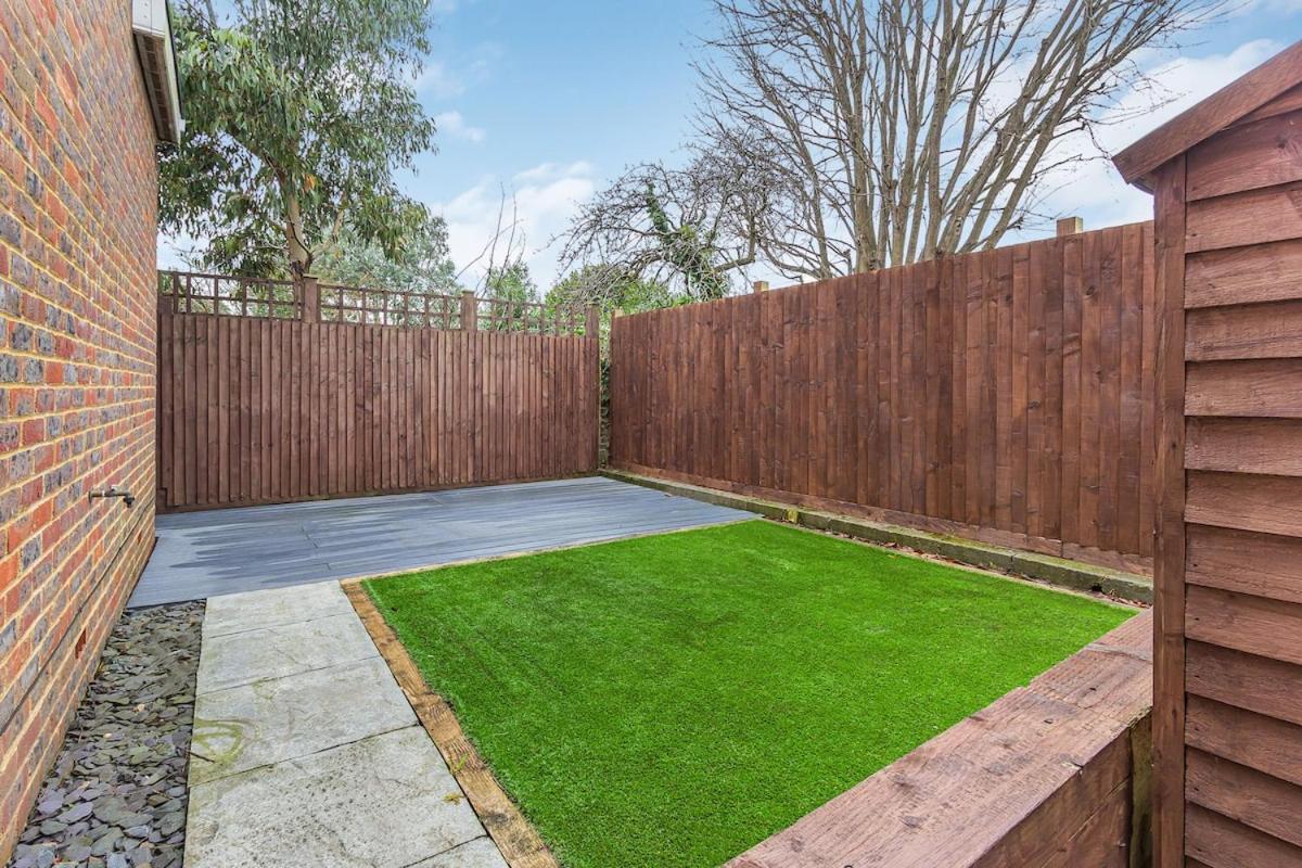 Great Spacious House With Parking And Garden Holiday home *