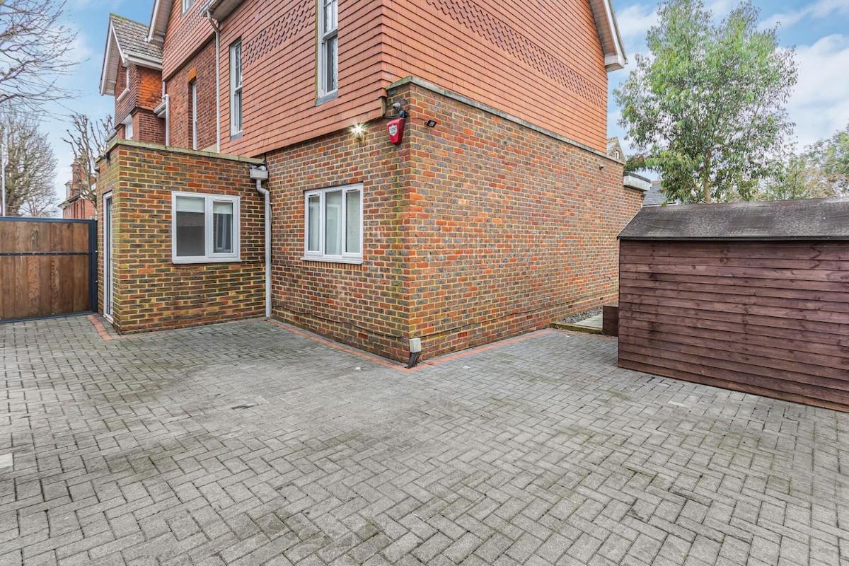 Great Spacious House With Parking And Garden *