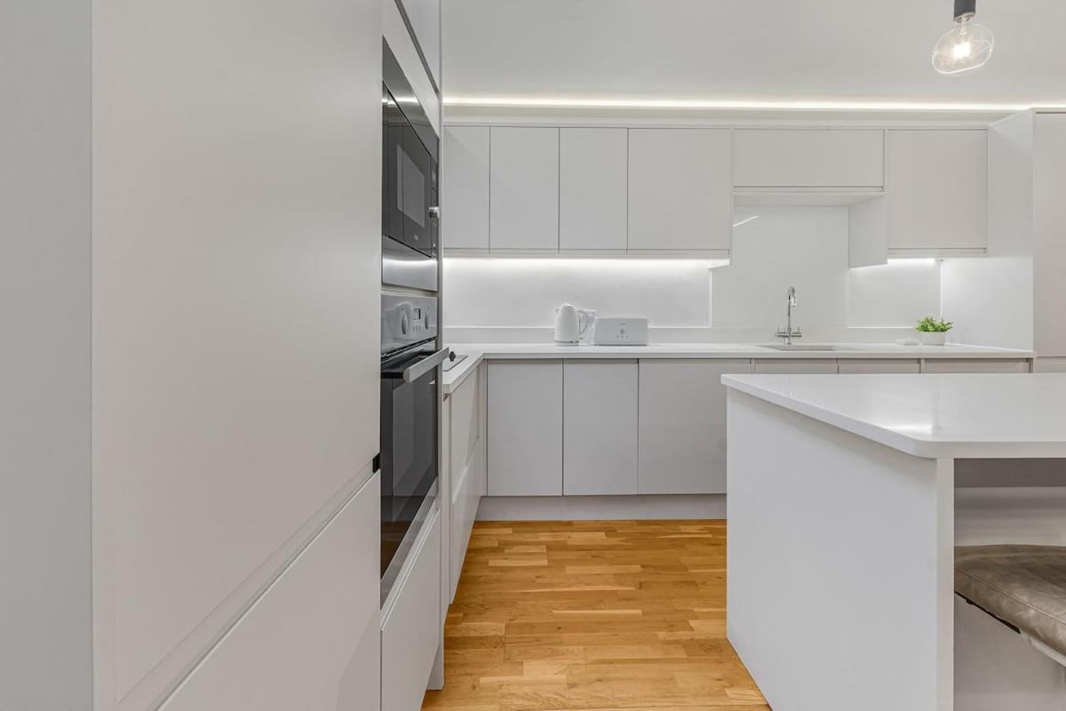 Great Spacious House With Parking And Garden