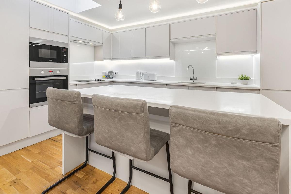 Great Spacious House With Parking And Garden