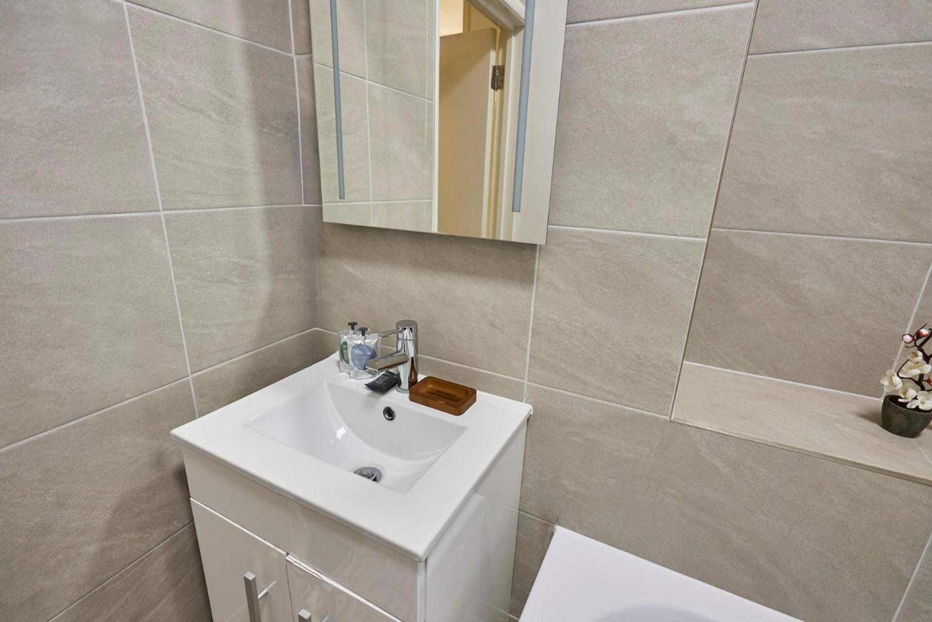 Host & - Cambridge Road Apartment