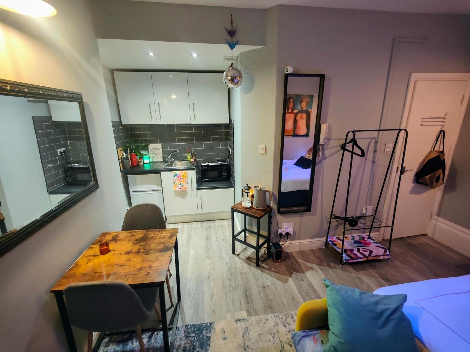 13 Apartment *