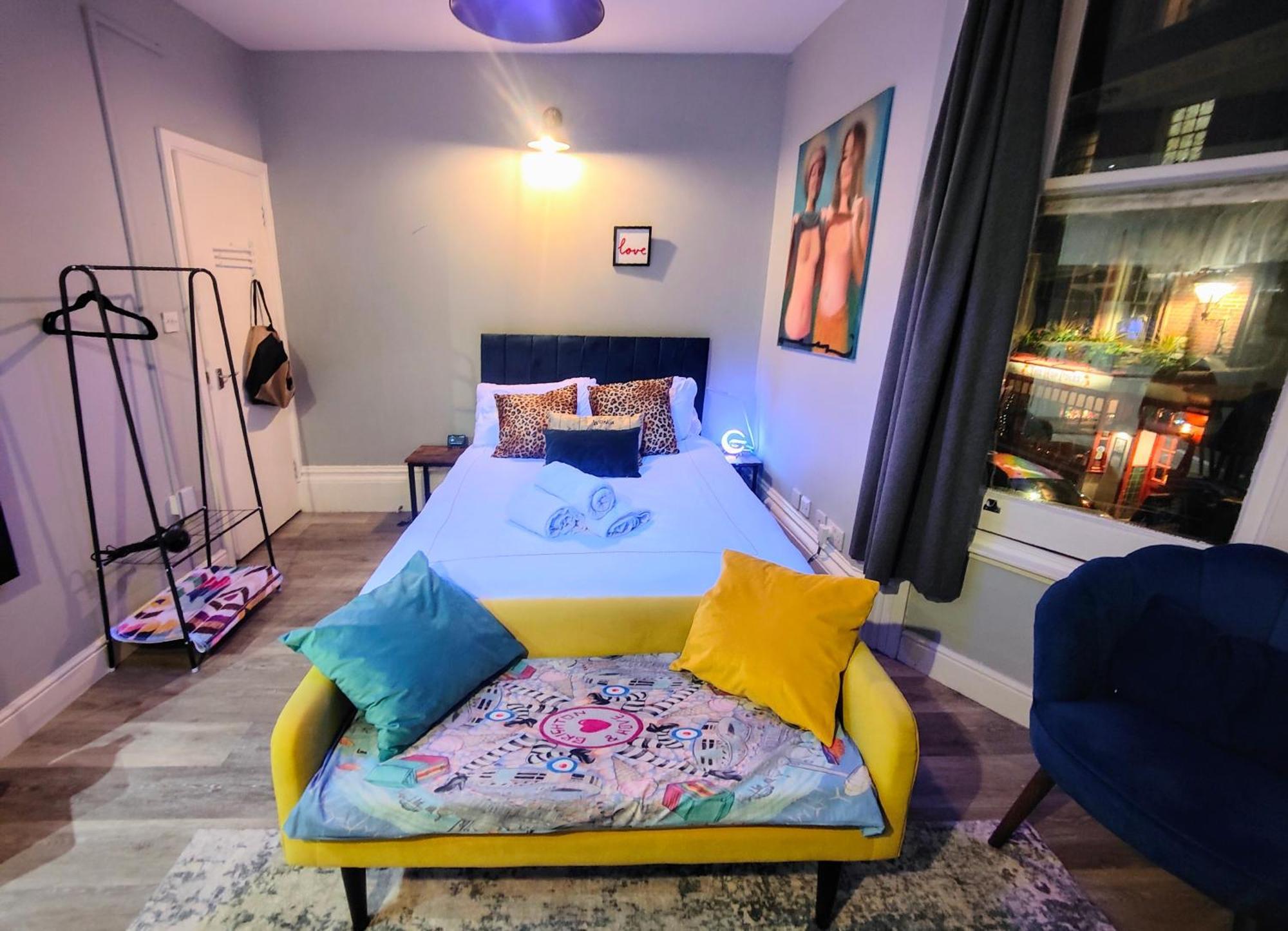 13 Apartment *