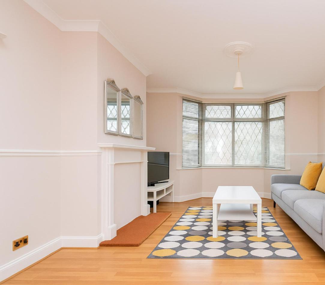 Beautiful Bright Three Bedroom House In And With Free Parking Holiday home