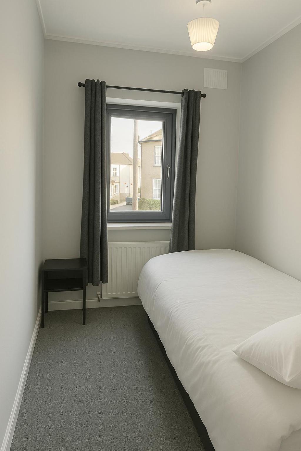 Holiday home Beautiful Bright Three Bedroom House In And With Free Parking *