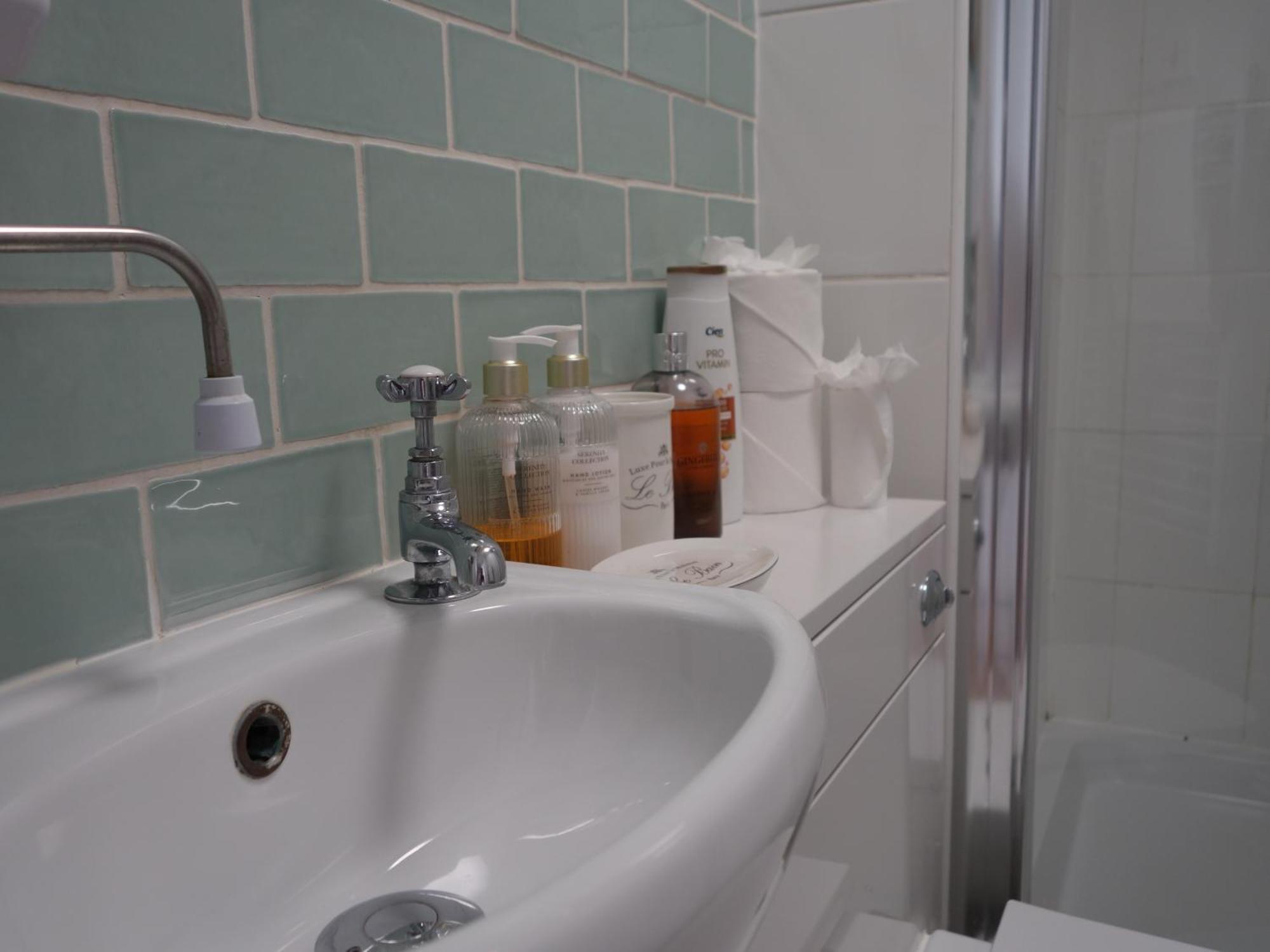 Seaside Balcony - Reduced Rates - Scaffolding Apartment Brighton