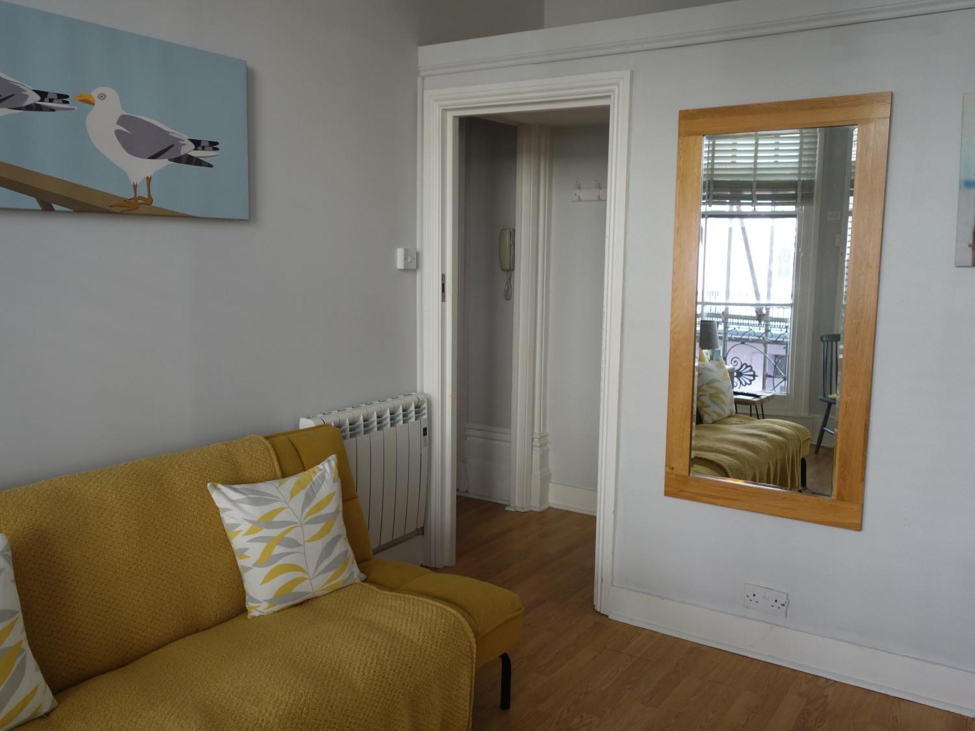 Seaside Balcony - Reduced Rates - Scaffolding Apartment *