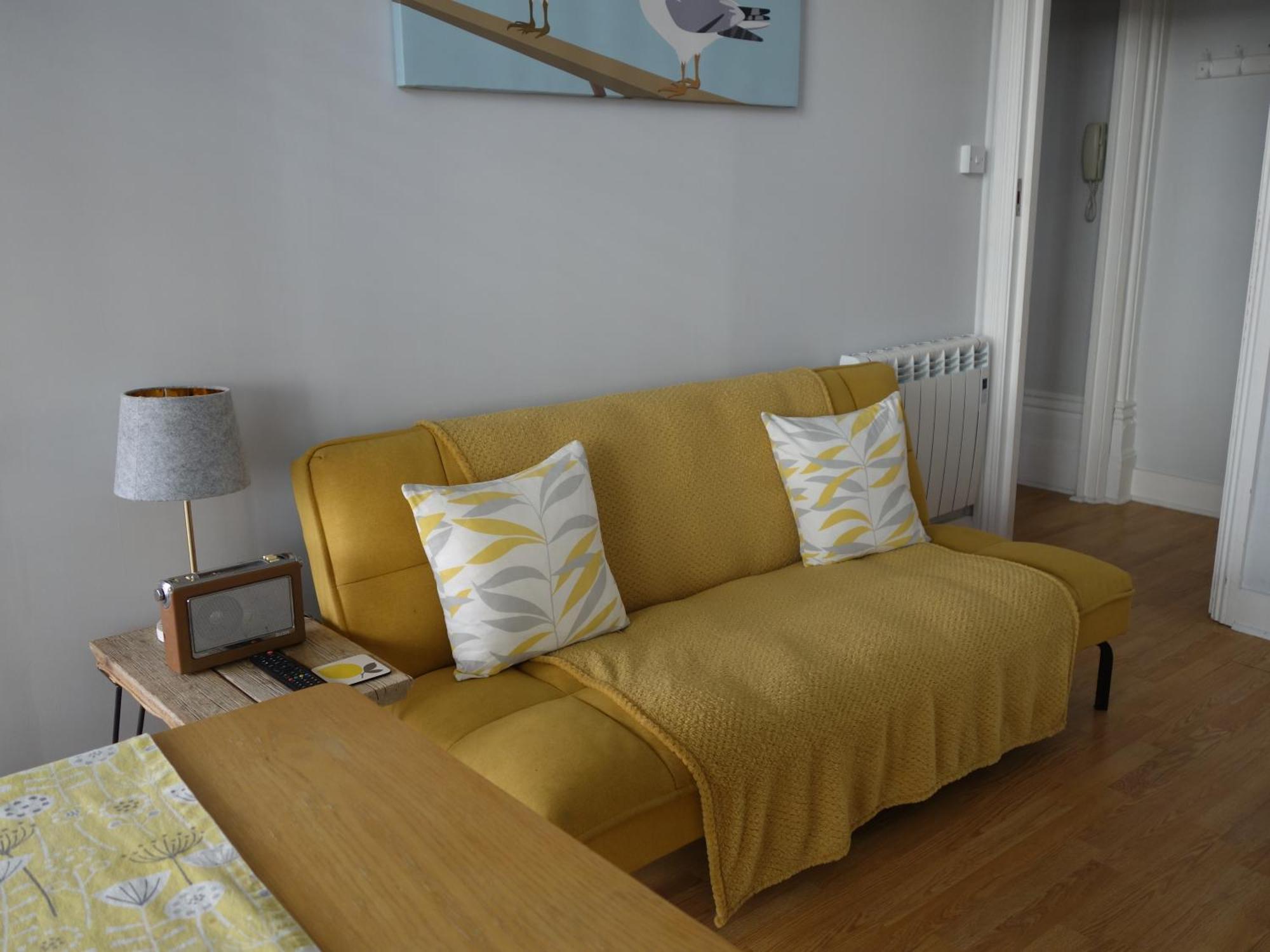 Seaside Balcony - Reduced Rates - Scaffolding Apartment