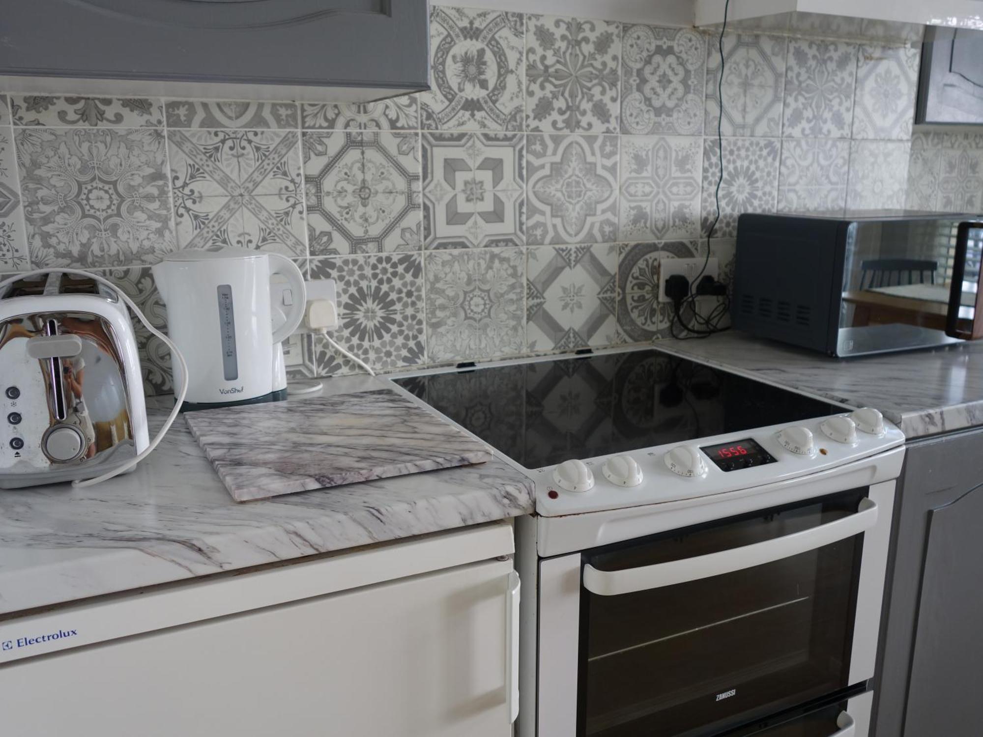 Seaside Balcony - Reduced Rates - Scaffolding Apartment