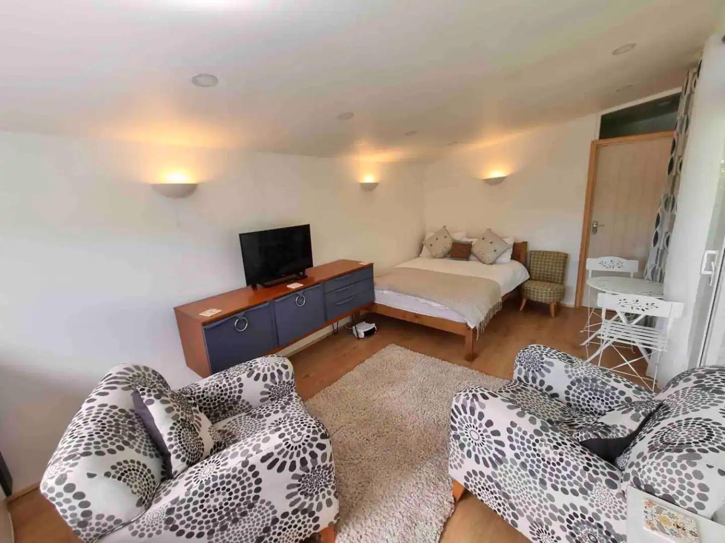 Modern In Hove, Walk To The Sea & South Downs, Easy Access To Apartment