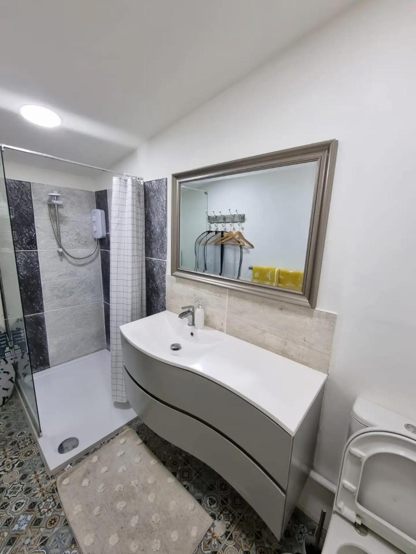 Modern In Hove, Walk To The Sea & South Downs, Easy Access To Apartment *