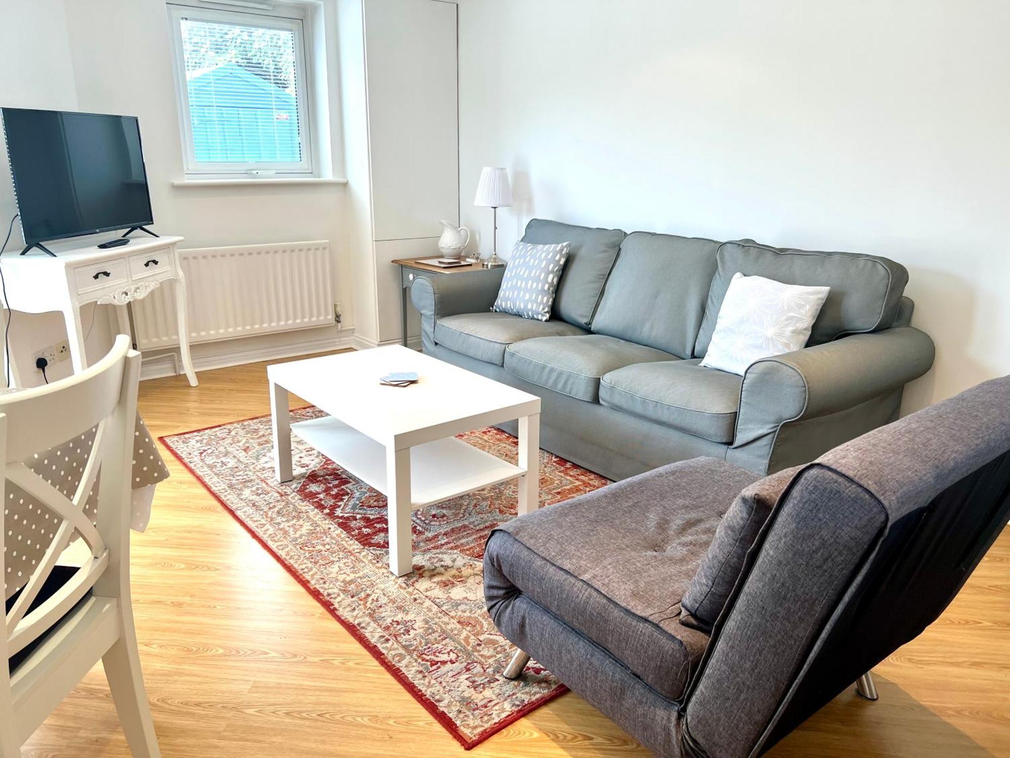 Marina Waves Apartment- Brighton, Free Parking, Patio, Ground-floor Home, Sleeps 3 Apartment