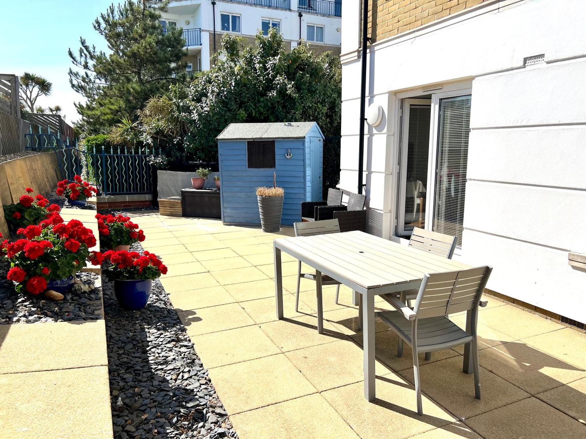 Marina Waves Apartment- Brighton, Free Parking, Patio, Ground-floor Home, Sleeps 3 Brighton