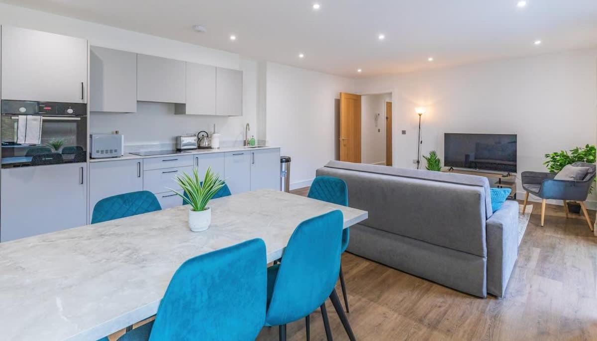 2 Bed 2 Bath Near College, Beach, Hospital - Long Offers Brighton