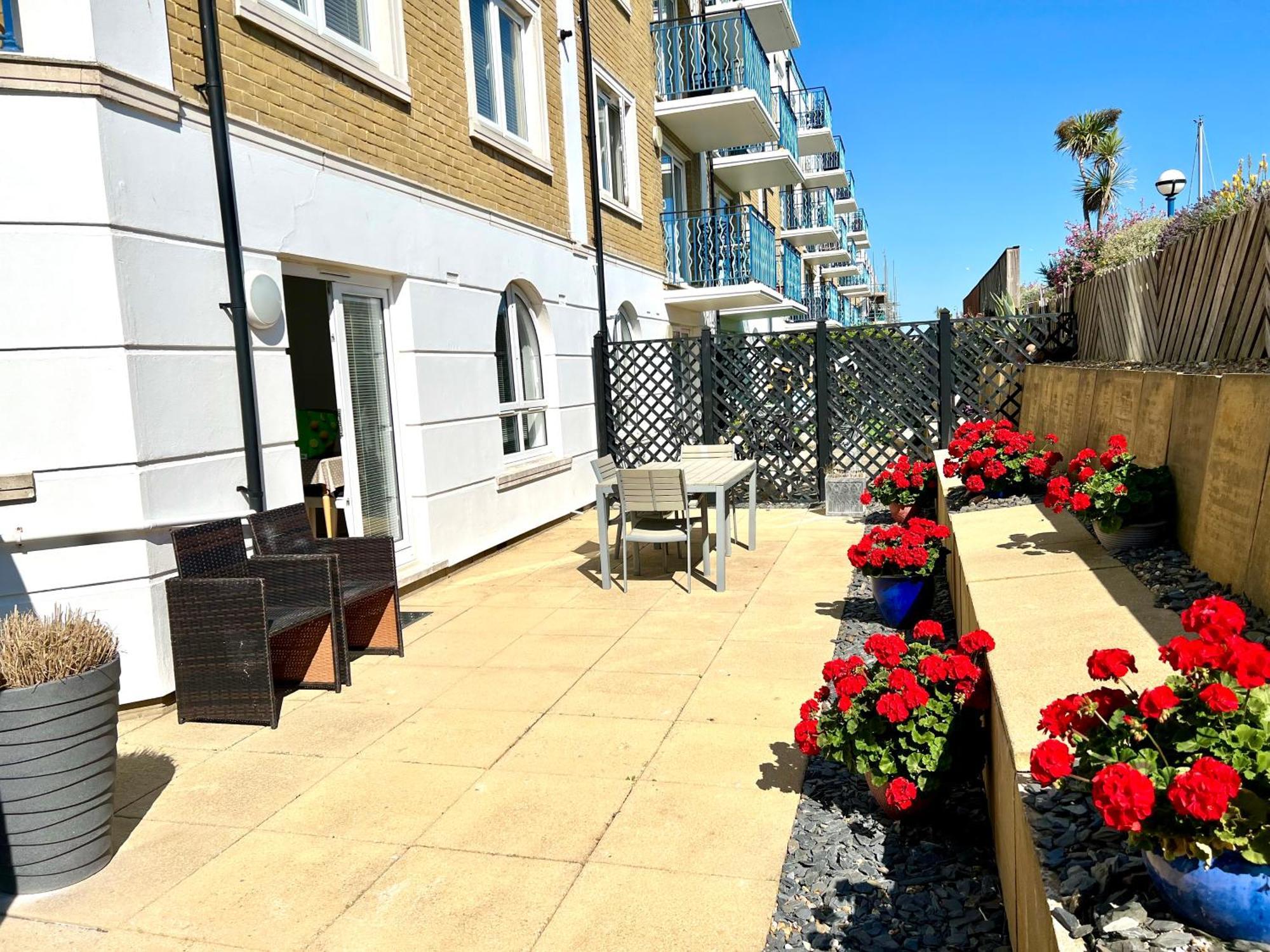 Marina Waves Apartment- Brighton, Free Parking, Patio, Ground-floor Home, Sleeps 3 *