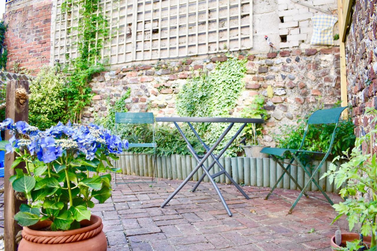 Bright 2 Bedroom House In Apartment *